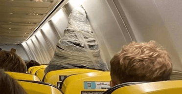 Посадив біля вікна: пасажир проніс у літак двометрову статую Діви Марії (фото)