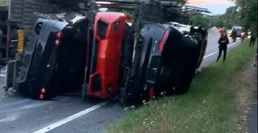 ДТП на $2 миллиона: в аварию попал автовоз с эксклюзивными суперкарами (фото, видео)