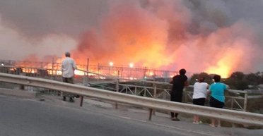 Теперь горит не только НПЗ: в Пролетарске загорелась целая улица (видео)