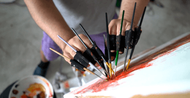 Уникальная техника: художник-самоучка рисует десятью кистями одновременно (видео, фото)