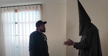 Каньє Вест з'явився на інтерв'ю зі свастикою на шиї та в костюмі ку-клукс-клану (відео)