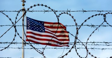 У лещатах несвободи. Як транснаціональні компанії стають ворогами демократії