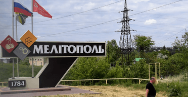 В Мелитополе грузовик ВС РФ раздавил две легковушки с людьми: детали (фото)