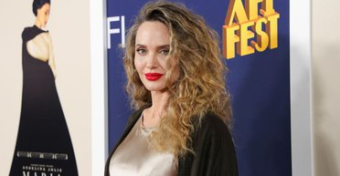 Анджеліна Джолі з новою зачіскою і в м'ятій сукні вийшла на червону доріжку (фото)