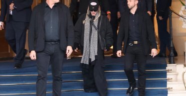 Мадонна зʼявилася в Парижі у стильному осінньому образі (фото)