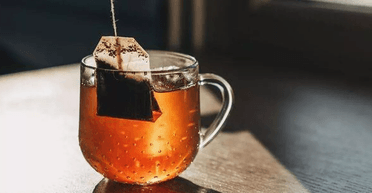 Садовод рассказал, для чего кладут чайные пакетики в вазоны (фото)