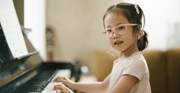 Пісня, написана 11-річною дівчинкою після школи, стала хітом у соцмережах (відео)