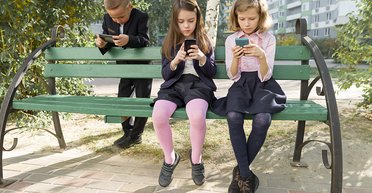 Жми на кнопку. Как мобильные игры влияют на детей и стоит ли бояться тотального оболванивания интернетом