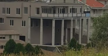 Здається, що зараз завалиться: чоловік показав особняк із незвичайними колонами (фото)