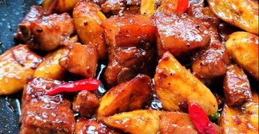 Свинина Естофадо: філіппінський рецепт із бананами та соком ананаса (відео)