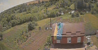 Жители Белгородской области вывесили на крышу дома флаг Украины (видео)