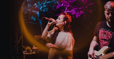 "Падайте і вставайте": відому співачку збили на пішохідному переході (відео)