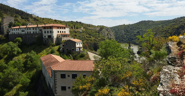 Чоловік купив ціле покинуте село, щоб заробити: що він задумав (фото)