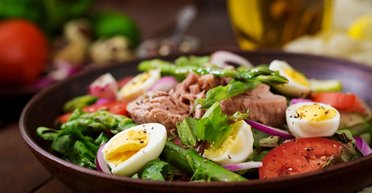 Салат Нисуаз: традиционный рецепт простого и вкусного блюда