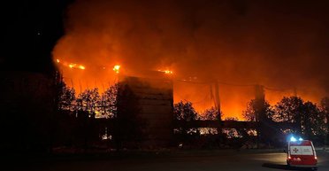 Людей призывают не выходить на улицы: на Черниговщине поднялся крупный пожар на предприятии (видео)