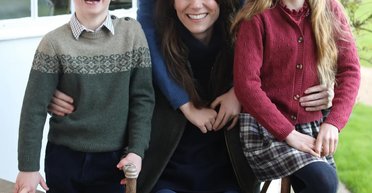 Кейт Міддлтон показала, якою її намалювали діти (фото)