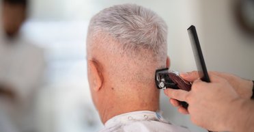 Обычный поход мужчины в парикмахерскую сделал его состоятельным: что он сделал (фото)