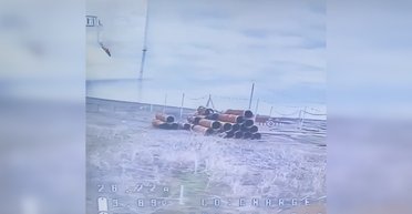 Прятались в трубе: бойцы показали дрон на оптоволокне, который подрывает оккупантов РФ (видео)