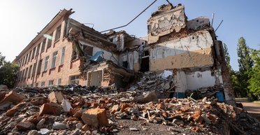 Россияне КАБами разбомбили школу на Харьковщине: один человек погиб, — ОВА
