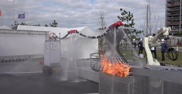 Ученые создали гибкого робота-дракона: летает, стреляет водой и погасит любое пламя