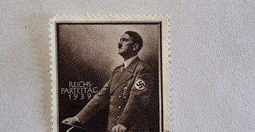 Зображення Гітлера та свастика: до України з Польщі хотіли ввезти 14 тисяч марок з нацистською символікою