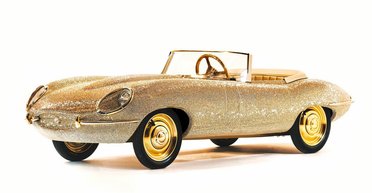 Раритетний спорткар Jaguar прикрасили 100 000 кристалами Swarovski (відео)