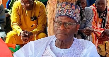 Лікар із Німеччини став королем однієї з найбідніших країн Африки (відео)