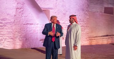 Дворцы, верблюды и золотые мечи: как арабские лидеры восхищали Дональда Трампа