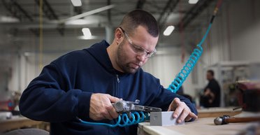 Смартфоны не растут на деревьях. Почему сфера услуг не заменит реальное производство (видео)