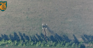 "Могут выкопать только могилу": операторы дронов уничтожили спецтехнику ВС РФ под Волчанском (видео)