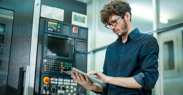 Дефіцитні чоловіки: яку роботу пропонують українцям та чи зростають зарплати в Україні