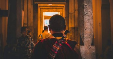 Подружжя пожертвувало $24 млн на благодійність і пішло жити в монастир (відео)