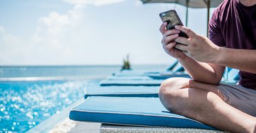 Важлива порада для власників смартфонів: що робити, якщо телефон перегрівся на сонці