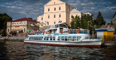 Прогулки на теплоходе. Где в Украине можно прокатиться на речном трамвайчике