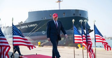 Ніхто не йде без подарунка: Трамп дарує своїм шанувальникам несподіваний предмет одягу