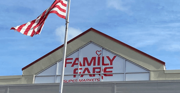 Ніхто навіть не знав: жінка майже рік жила всередині вивіски супермаркету (фото)