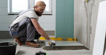 Мужчина решил "обновить" ванну во время отпуска любимой: все говорят одно и то же (видео)