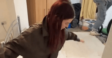 Студенти перетворили затоплену кімнату на "вечірку біля басейну" (фото)