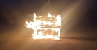 У пам'ять про загиблих льотчиків на місці трагедії в Житомирській області спалили піаніно (відео)