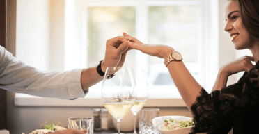 "Це було приниження": хлопець жартома освідчився дівчині у жвавому ресторані