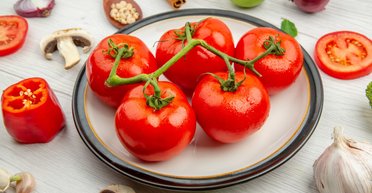 Золотое яблоко: 5 причин каждый день есть помидоры летом