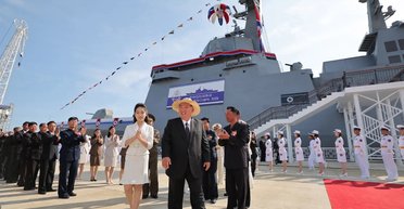 Кім Чен Ин разом із донькою спустив на воду есмінець, який раніше перекинувся (фото)