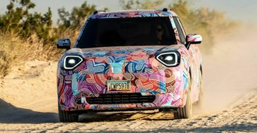 Новый компактный электрокроссовер Mini показали до премьеры (фото)
