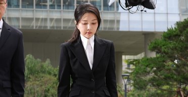 Вечно юную первую леди Южной Кореи арестовали вслед за мужем (видео)