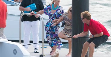 Самая дорогая яхта, принадлежащая женщине: наследница Walmart показала свою новую "игрушку"