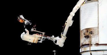 Російські астронавти вийшли у відкритий космос із МКС і викинули сміття за межі станції (фото)