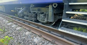 На Закарпатті з рейок зійшли три вагони пасажирського поїзда: у чому причина