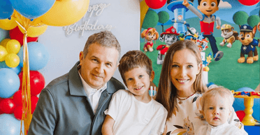 Юрій Горбунов з Катею Осадчою та синами відзначив 54-річчя (фото)