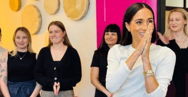 Меган Маркл зʼявилася на публіці у молочному жіночному образі (фото)