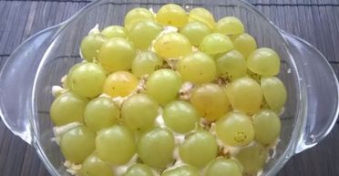 Рецепт для настоящих гурманов: слоеный салат с курицей, сыром и виноградом